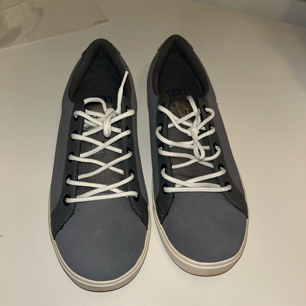 UGG KIDS SNEAKER SHOES SIZE 5 GRAY LEATHER